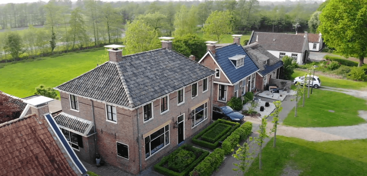 Nieuwe “oude” schuren voor 2 woningen op De Brink in Feankleaster